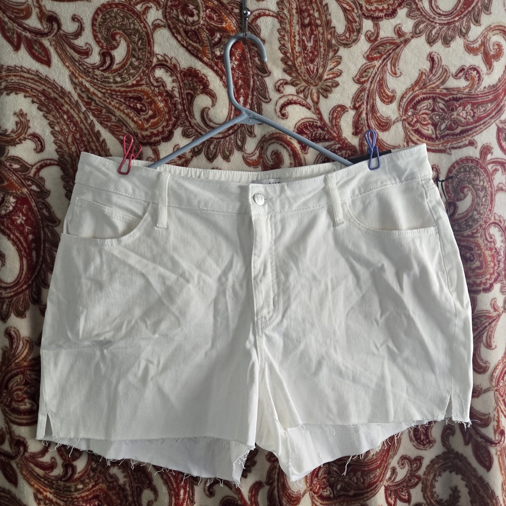 White Women's Casual Frayed Hem Shorts